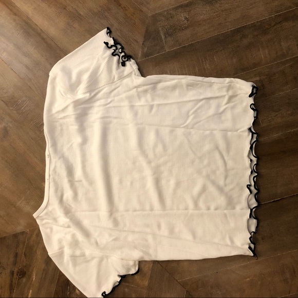 Ribbed Lettuce Detain Cropped Top - Picture 2 of 3